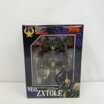 外箱の正面。窓から黒と黄色の本体が見え、下に「NEO ZXTOLE」の印字。