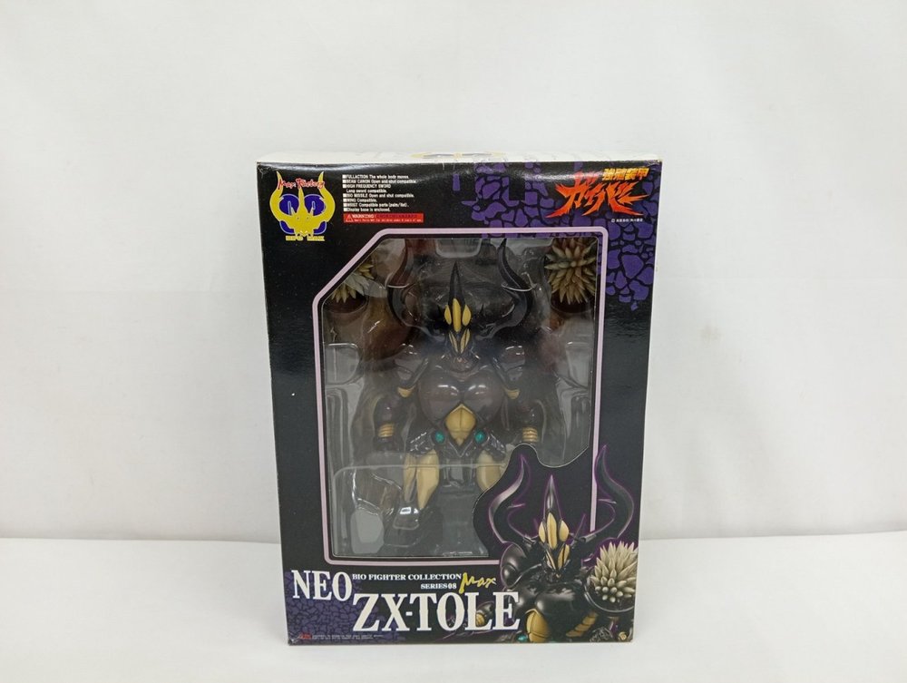 外箱の正面。窓から黒と黄色の本体が見え、下に「NEO ZXTOLE」の印字。