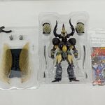 ブリスターに入った本体と、別の区画に羽根状のパーツ、右に説明書とカード。