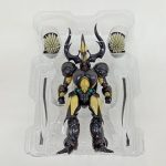 ブリスターに収まった本体を正面から。角と肩の球状のパーツ。