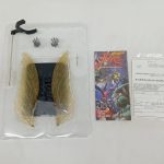 ブリスターに入った羽根状のパーツと、小さな部品、カード、説明書。