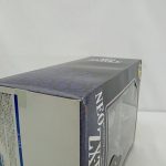 外箱を斜め上から。上面の白い面と側面の「NEO ZX-TOLE」の印字。