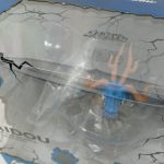 外箱の窓部分を斜め上から。中のカイドウが透けて見える
