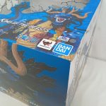 外箱の角を近づいて写したところ。ワンピースとBANDAIのロゴ