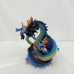 カイドウ本体を斜め横から。口を開けた頭部と巻いた胴体