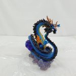 カイドウ本体を横から。S字に巻いた胴体と台座