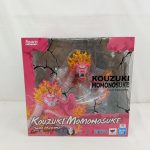 外箱の正面。窓から龍の姿のモモの助が見え、『KOUZUKI MOMONOSUKE -TWIN DRAGONS-』のロゴ
