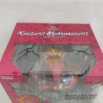 外箱を上から見た面。窓越しにフィギュアと透明トレイが見える