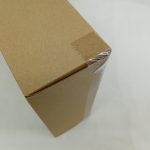 輸送箱の角をななめから写したもの。テープで封がされている