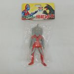 袋入りのソフビ人形と台紙の表面。『ブルマァクの怪獣シリーズ』の文字