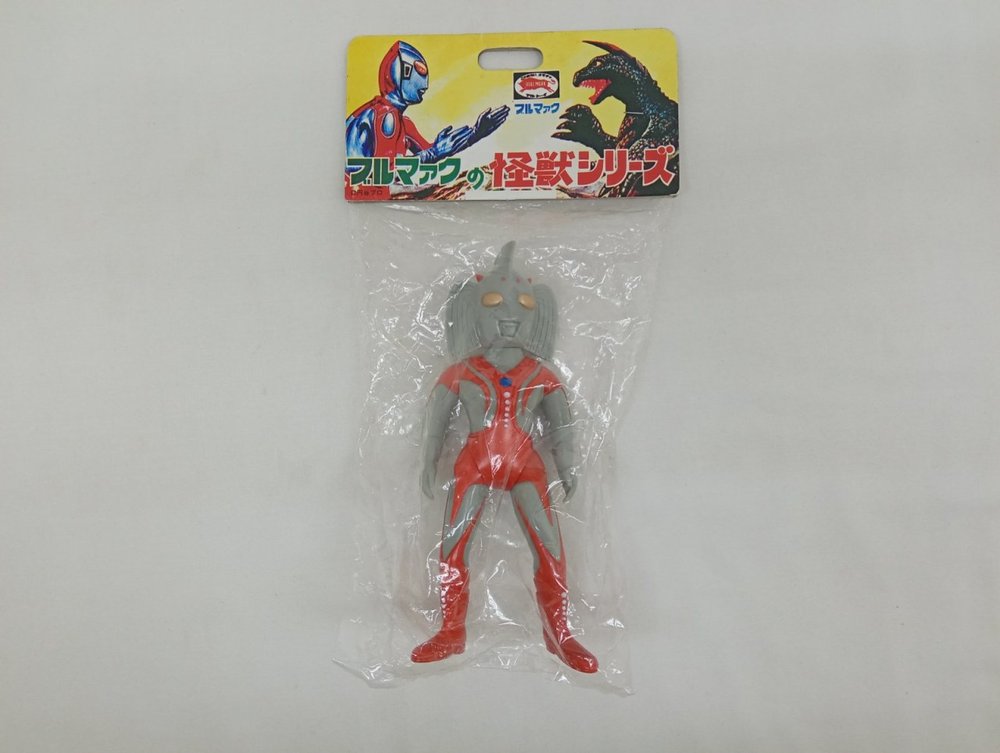 袋入りのソフビ人形と台紙の表面。『ブルマァクの怪獣シリーズ』の文字