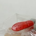 袋ごしにもう片方の足の裏を写したところ。刻印の文字