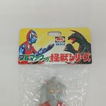台紙の表面を近づいて写したところ。ヒーローと怪獣の絵