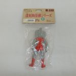 袋入りのソフビと台紙の裏面を写したところ