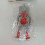 袋に入ったソフビを背面から