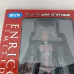 外箱の窓の拡大。限定版のシールとSUPER ACTION STATUEの表記