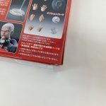 外箱の背面の拡大。交換用の手首パーツと台座の写真