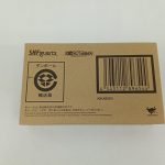 輸送箱の天面。『S.H.Figuarts』『魂ウェブ商店』のロゴとバーコード、『KIKAIDER』の文字