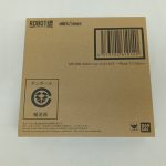 輸送箱の上面。ROBOT魂のロゴ、バーコード、『MS-05B ZAKU I ver. A.N.I.M.E. ～Black Tri Stars～』の印字