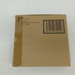 輸送箱の側面。ROBOT魂 MS-05B 旧ザクの品名とバーコードの印字、テープの貼られた端