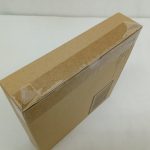 輸送箱を斜め上から写した面。テープで閉じられた箱の端