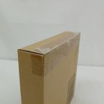 輸送箱の側面を縦に写した面。テープの貼られた端