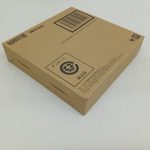 輸送箱を斜めから写した全体。ROBOT魂のロゴとダンボールのマーク