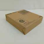輸送箱を斜めから写したところ。ROBOT魂のロゴとダンボールのマーク