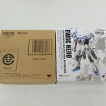 輸送箱と商品箱を並べた写真。輸送箱にROBOT魂のロゴとEWAC NEROの文字、商品箱に機体の絵