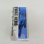 商品箱の側面。縦書きのEWAC NEROの文字と青い機体の絵