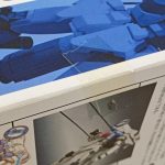 商品箱の角のアップ。透明フィルムと箱の印刷面
