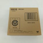 輸送箱の正面。ROBOT魂と魂ウェブ商店のロゴ、バーコードとEWAC NEROの文字