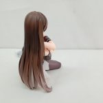 フィギュア本体を背面から。腰まで届く茶色の髪