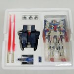 トレイの中の本体とバックパック、ビームサーベルなどのパーツのアップ