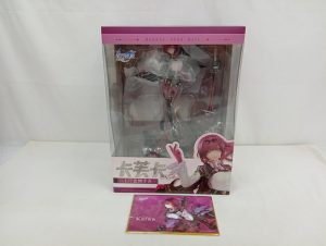 商品箱の正面と特典の色紙を並べた写真。箱に崩壊スターレイルのロゴとカフカの絵
