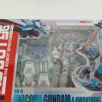外箱正面の拡大。窓から本体と付属パーツ、RX-0 ユニコーンガンダムの商品名