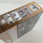 外箱を斜め上から写したところ。天面と側面の印字