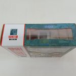 外箱の底面側。窓の部分とロゴ