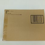 輸送箱の側面。『ROBOT魂 ユニコーンガンダム（シールドファンネル装備）』の印字とバーコード