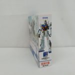 外箱の側面。ガンダムNT-1の立ち姿の写真