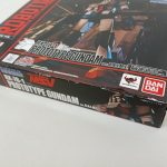 商品箱を斜め上から写した写真。上面と側面の機体名とBANDAIのロゴ