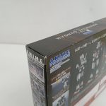 商品箱の角を斜めから写した写真。側面の機体の写真