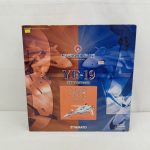 外箱の正面。MACROSS PLUSのロゴとYF-19 完全変形 1/60 scale 試作3号機「バード・オブ・プレイ」の表記
