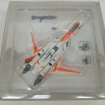 ブリスターに収まった機体と付属パーツを上から写したもの