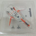 ブリスターに収まった機体と付属パーツを別の向きから写したもの