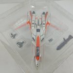 ブリスター内の機体を機首側から写したもの。白地にオレンジのライン