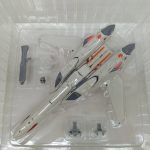 ブリスター内の機体と付属のガンポッドの拡大