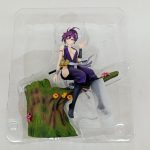 ブリスターの中のフィギュアを近づいて写したところ。花の付いた切り株の台座
