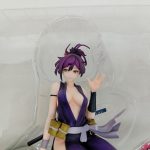 フィギュアの顔と上半身を近づいて写したところ。紫の髪で片手を上げている
