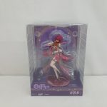 外箱の正面。窓越しにバイオリンを弾くカフカのフィギュアとGiFt+のロゴ